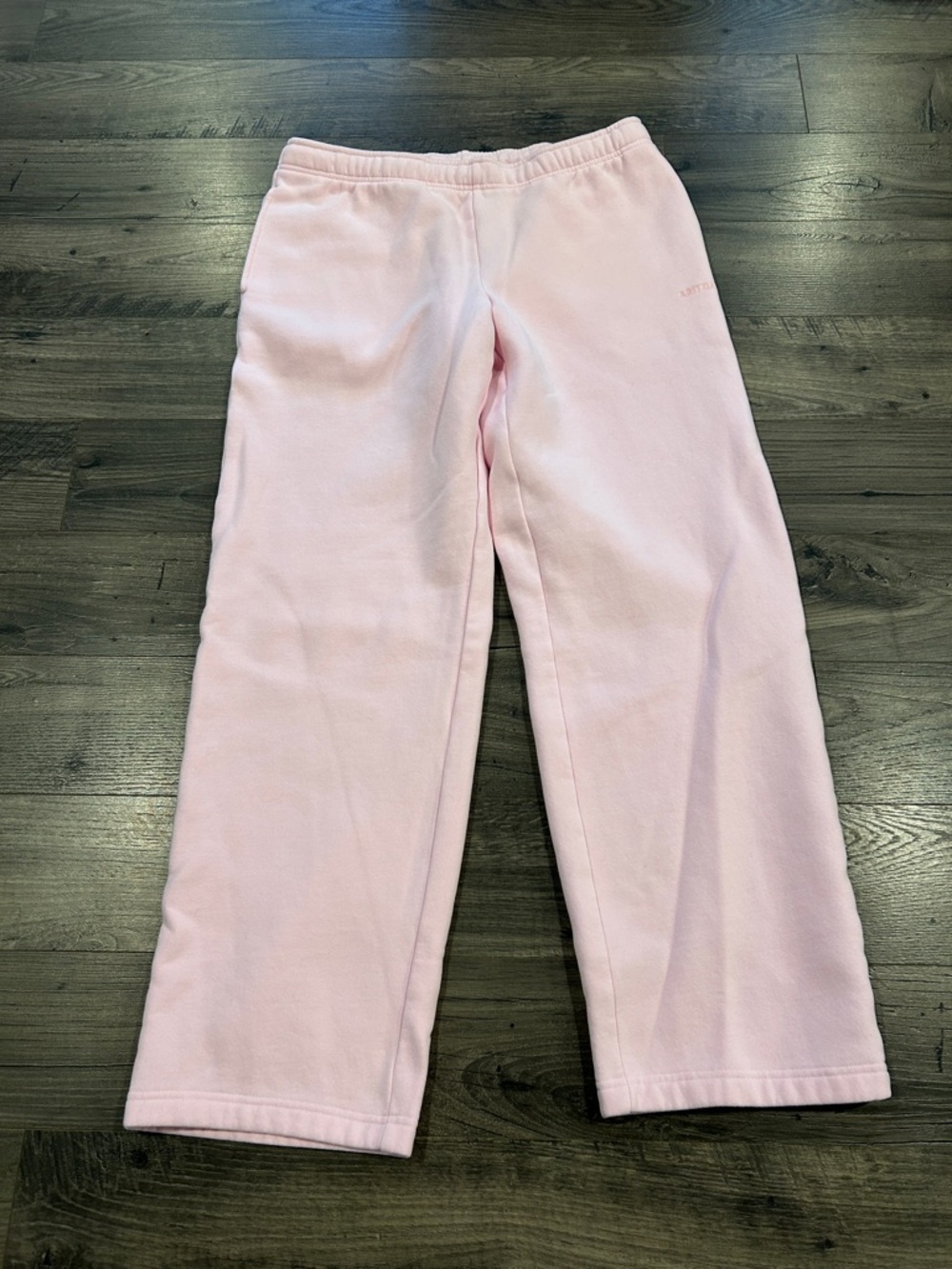 Aritzia Sweatpants Mega fit in Light Pink